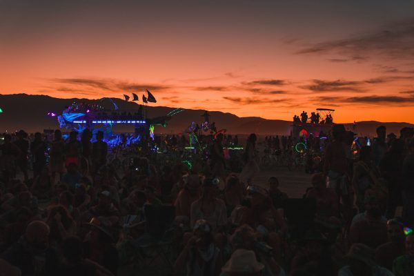 people-walking-towards-sunset-festival-desert (2)